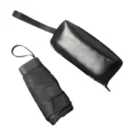 Mini parapluie noir pliable avec pochette élégante, pratique et design pour un look tendance par tous les temps.