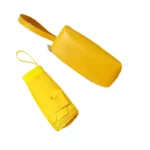 Parapluie pliant jaune compact avec pochette assortie, élégant et pratique pour une protection stylée contre la pluie.