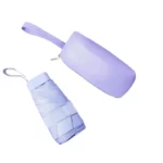 Mini parapluie pliable bleu pastel avec pochette assortie, pratique et compact pour un transport facile et protection contre la pluie.