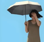 « Femme souriante avec mini parapluie compact beige sous ciel bleu, parfaite protection pratique et élégante pour toutes saisons. »