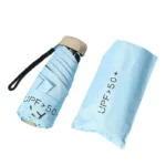 Mini parapluie pliable bleu, léger et compact, avec protection UV UPF 50+ et housse de rangement pratique - idéal pour voyager.