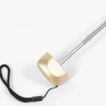Mini parapluie léger doré avec poignée en plastique et sangle noire, pratique et élégant pour une protection contre la pluie.