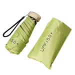 Mini parapluie vert clair compact avec housse, protection UV 50+, léger et pratique pour pluie et soleil. Parfait en toutes saisons.