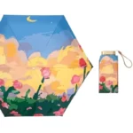 Mini parapluie vintage coloré avec motif floral hexagonal, design élégant, sur fond ciel bleu et nuages roses pour un style rétro.