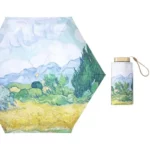 Mini parapluie vintage avec design artistique de champs dorés et montagnes, compact et élégant avec housse assortie.