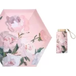 Mini parapluie vintage avec motif floral sur fond rose, compact et élégant, parfait pour un look rétro et pratique par temps de pluie.