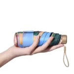 Mini parapluie vintage pliable, élégant et fonctionnel, disponible en plusieurs collections aux couleurs variées pour tous styles.