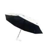 Parapluie automatique pliant élégant, motifs nuageux, dessous noir. Protection robuste et stylée pour les jours pluvieux.