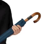 Parapluie XXL 120 cm avec poignée en bois, housse bleue élégante, parfait pour une protection optimale contre la pluie.