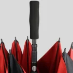 Parapluie XXL pliable 185 cm avec tige noire et voiles rouges/noirs, élégant et robuste, idéal pour une protection maximale.