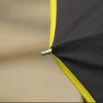 Parapluie XXL résistant noir avec accents jaunes, design élégant et solide, parfait pour la protection contre la pluie.