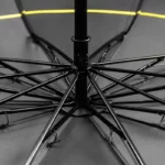 Parapluie XXL résistant avec armature robuste en métal, design élégant et fonctionnel, idéal pour vous protéger des intempéries.