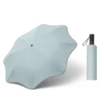 Parapluie anti-UV bleu clair au design original ondulé, housse assortie incluse, idéal pour protection pluie et style unique.