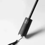 Poignée noire de parapluie anti-UV original, bouton ouverture/fermeture, design moderne, fond blanc, qualité [Collection].