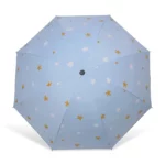 Parapluie élégant bleu clair avec motifs étoiles dorées et nuages blancs, idéal pour allier style et protection contre la pluie.
