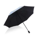 Parapluie élégant avec motif bleu clair étoilé et intérieur noir, idéal pour une protection sophistiquée contre la pluie.
