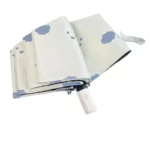 Parapluie automatique épais avec design de nuages bleus, élégant et pratique, idéal pour rester au sec avec style.