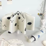 Parapluie automatique épais motif nuages noirs, élégant et pratique, collection tendance, parfait pour temps de pluie et déco moderne.