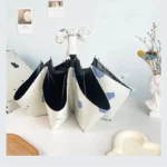 Parapluie automatique épais avec design blanc et taches bleues, ouvert sur une table, parfait pour [Collection] et [Collection].