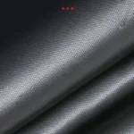 Tissu imperméable noir texturé pour parapluie de pêche réglable, robuste et idéal contre la pluie. Parfait pour les accessoires outdoor.