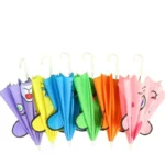 Parapluies enfants colorés avec motifs animaux amusants, parfaits pour apporter gaieté et style aux jours de pluie.