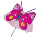 Parapluie enfant coloré en forme de papillon avec motifs rose, jaune et vert, parfait pour égayer les journées pluvieuses.