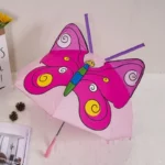 Parapluie enfant rose motif papillon, coloré et ludique, idéal pour égayer les jours de pluie. Accessoire chic avec décor moderne.