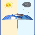 Parapluie enfant cosmonaute avec motifs ciel ensoleillé et nuages, parfait pour protéger de la pluie et du soleil avec style.