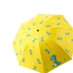 Parapluie enfant jaune avec motifs dinosaures verts et étoiles blanches, parfait pour des journées de pluie ludiques et colorées.