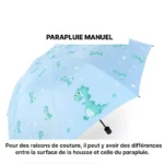Parapluie enfant dinosaure avec dessins de dragons verts sur fond bleu, idéal pour une protection ludique et colorée contre la pluie.