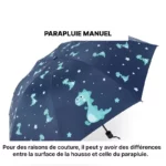 Parapluie manuel enfant dinosaure vert sur fond bleu nuit étoilé, accessoire ludique et pratique pour journées pluvieuses.