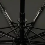 Parapluie enfant dinosaure avec armature solide et design ludique, idéal pour les petites mains. Motifs dinosaures colorés.