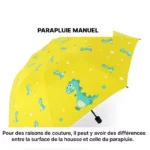 Parapluie enfant jaune avec motifs dinosaures bleus et étoiles, pratique et ludique pour protéger les petits par temps de pluie.