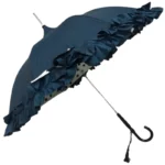 Parapluie femme bleu marine élégant avec bordure froncée, doublure à pois et anse noire, chic et pratique pour tous les temps.