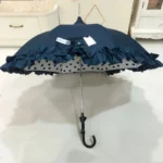 Parapluie femme bleu marine semi-automatique avec volants et intérieur à pois, design élégant et pratique pour tous les temps.