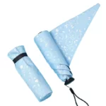 Parapluie fille pliant bleu à motifs floraux, compact et pratique, avec housse de protection pour un rangement facile.