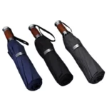 Parapluie golf chic plié, élégant et fonctionnel, teintes bleu, noir, gris, poignée bois, détails métal, idéal pluie et style.