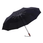 Parapluie golf noir élégant avec poignée en bois et structure robuste, accessoire chic idéal pour la pluie et le style outdoor.