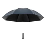 Parapluie golf grand format noir ouvert, robuste et élégant, parfait pour une protection optimale sous la pluie.