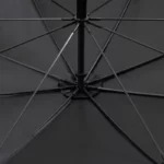 Parapluie golf grand format noir, robuste et élégant, offrant une protection optimale avec structure solide et tiges résistantes.