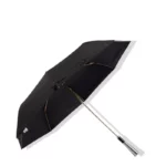 Parapluie homme élégant noir avec poignée argentée, idéal pour la pluie, accessoire raffiné de la collection classique intemporelle.