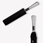 Parapluie homme noir élégant avec poignée argentée, ouvert et fermé dans son étui, idéal pour un style chic et intemporel.