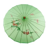 Parapluie japonais coloré avec motifs floraux verts et tige rouge, parfait pour allier protection contre la pluie et élégance.