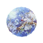 Parapluie japonais traditionnel en papier huilé, décoré de fleurs de cerisier sur fond bleu, avec bouton central rouge élégant.