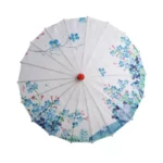 Parapluie japonais floral élégant avec motifs colorés, parfait pour la pluie et accessoire décoratif unique.