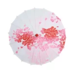 Parapluie japonais floral avec motifs roses et rouges, design élégant, ouvert sur fond blanc, parfait pour un style raffiné.