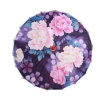 Parapluie japonais floral violet avec pivoines roses, idéal pour un style élégant et raffiné sous la pluie.