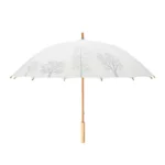 Parapluie japonais blanc à motifs d’arbres, poignée longue en bois, élégant et pratique pour une protection stylée contre la pluie.