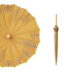 Parapluie japonais jaune avec motifs d'arbres et oiseaux, longue poignée en bois, élégant accessoire contre la pluie et le soleil.