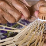 Parapluie japonais vintage artisanal en bambou, reflet du savoir-faire traditionnel, idéal pour un style élégant et intemporel.